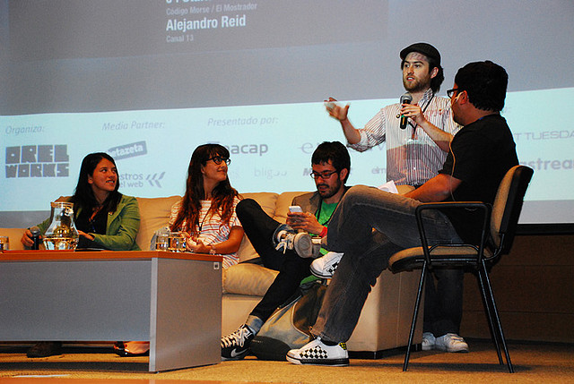 Nico Orellana compartiendo sobre sus proyectos en el evento @Webprendedor en Santiago, Chile.