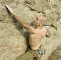 Diego Basch escalando pared